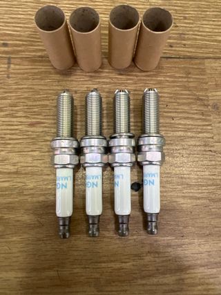 4 Bujías NGK LMAR9D J1633 nuevas