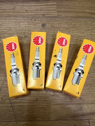 4 Bujías NGK LMAR9D J1633 nuevas
