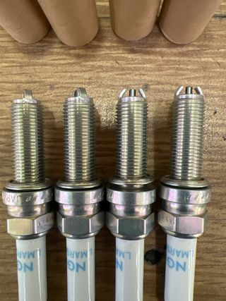 4 Bujías NGK LMAR9D J1633 nuevas