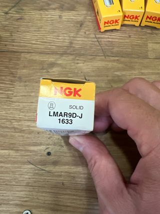 4 Bujías NGK LMAR9D J1633 nuevas