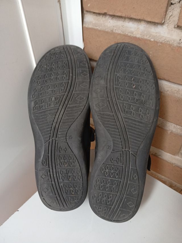 Zapatos niña negros nº35 y 29