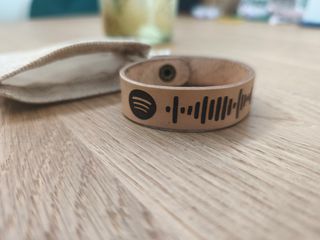 Pulsera piel y cuero grabada con código de Spotify