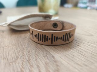 Pulsera piel y cuero grabada con código de Spotify