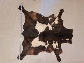 2 Alfombras piel cabra marrón-blanca 40€ una.