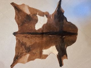 2 Alfombras piel cabra marrón-blanca 40€ una.