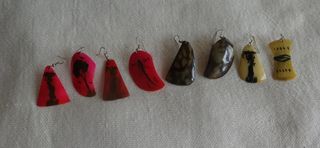 8 PENDIENTES DE HUESO COMBINABLES ENTRE SI