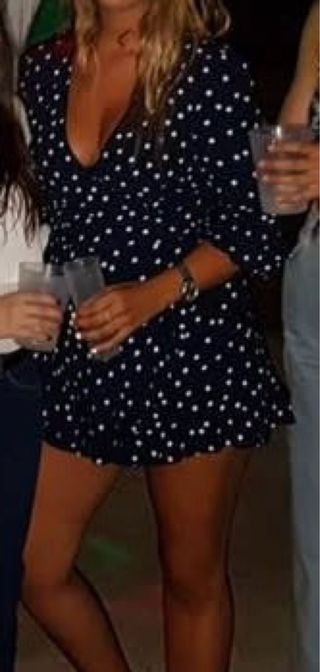 Mono- vestido de lunares blanco y azul marino.