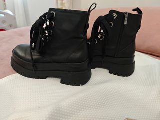 Zapatos negros con tachuelas doradas