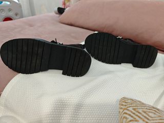 Zapatos negros con tachuelas doradas