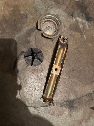 Soporte rueda repuesto + batería