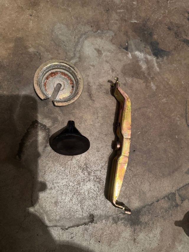 Soporte rueda repuesto + batería