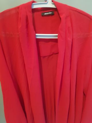 Chaqueta/ blusa  roja plisada, espectacular 