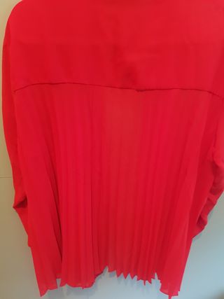 Chaqueta/ blusa  roja plisada, espectacular 