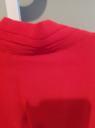 Chaqueta/ blusa  roja plisada, espectacular 