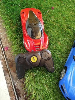 Coches teledirigidos: Ferrari y otro