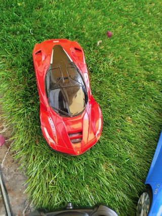 Coches teledirigidos: Ferrari y otro
