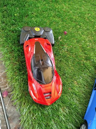 Coches teledirigidos: Ferrari y otro