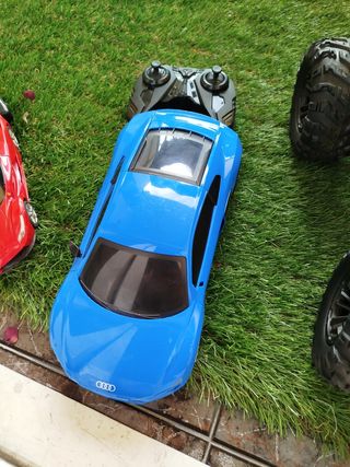 Coches teledirigidos: Ferrari y otro