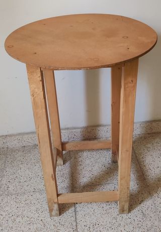 Mesa redonda madera pequeña.