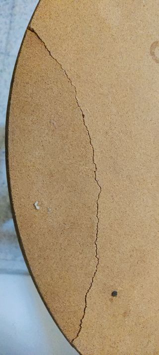 Mesa redonda madera pequeña.