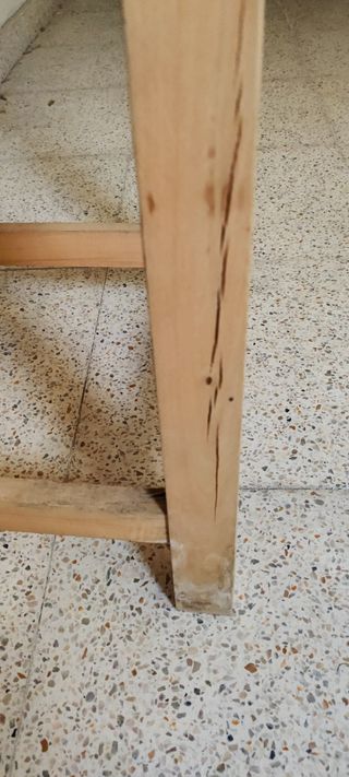 Mesa redonda madera pequeña.