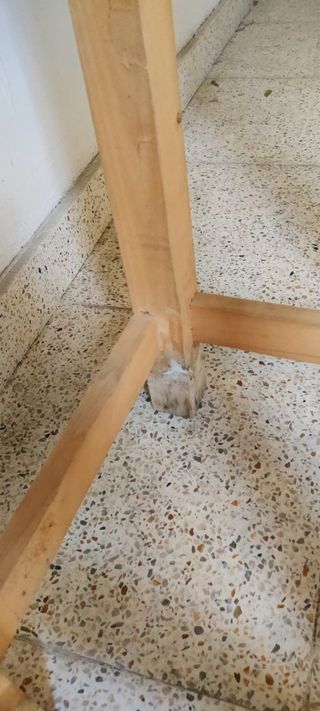 Mesa redonda madera pequeña.