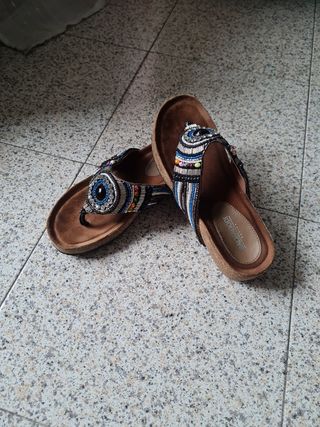 Preciosas sandalias cuña baja y pedreria