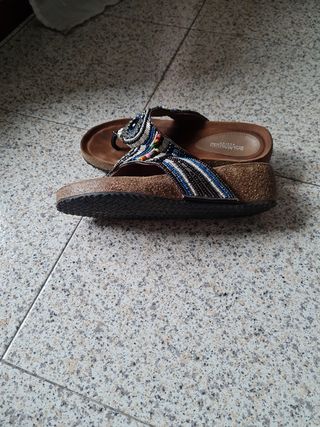 Preciosas sandalias cuña baja y pedreria