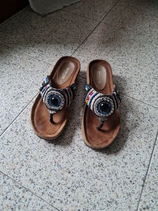 Preciosas sandalias cuña baja y pedreria