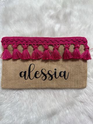 Pochette in juta con frange e nome colorato