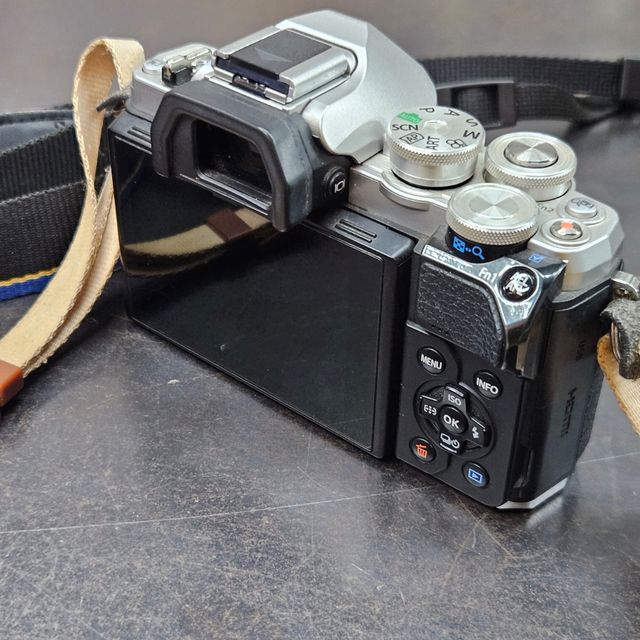 Olympus E-M10 III - Cámara