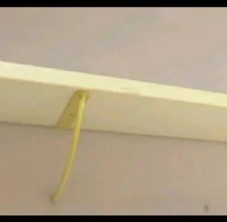 Estantería madera cape con soportes amarillos