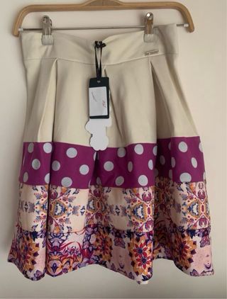 Falda plisada beige y morada
