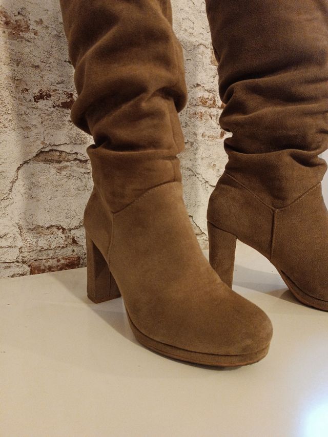 Stivali in pelle marroni con tacco alto e un po' di plateau
