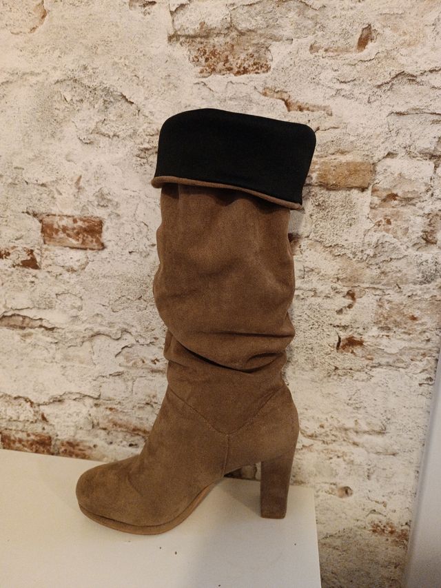 Stivali in pelle marroni con tacco alto e un po' di plateau