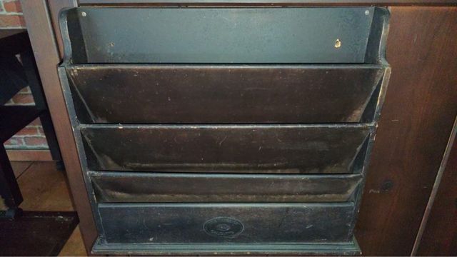 Revistero vintage de madera y metal