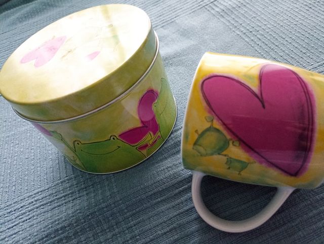 Taza y lata de galletas - ranas