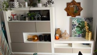 Mueble salón beige y blanco