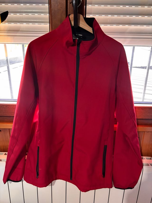Chaqueta cortavientos roja