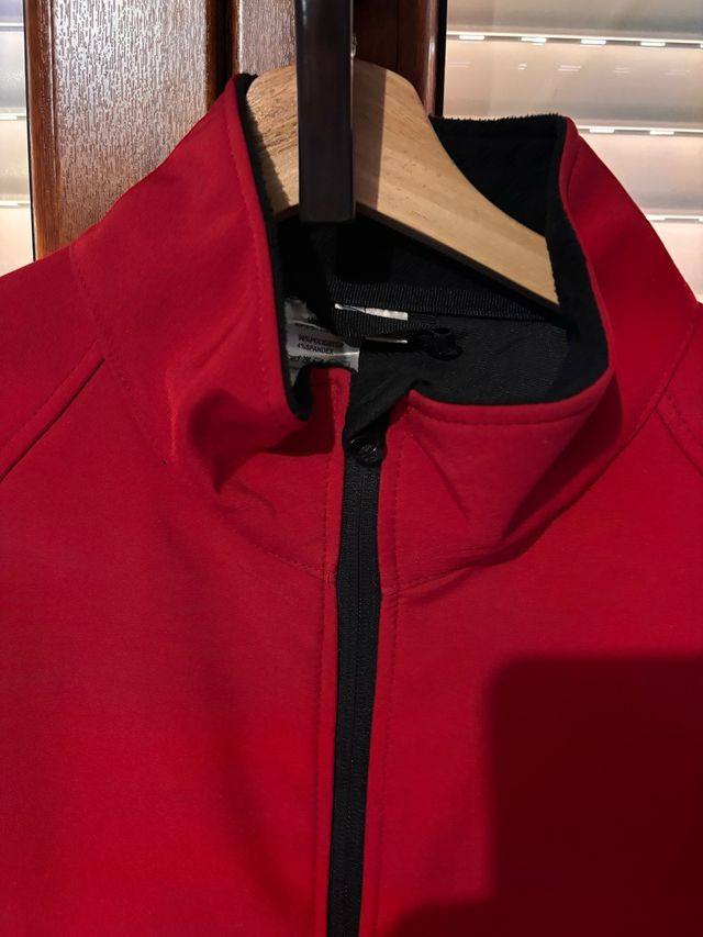 Chaqueta cortavientos roja