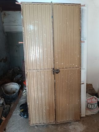 Puerta metálica antigua