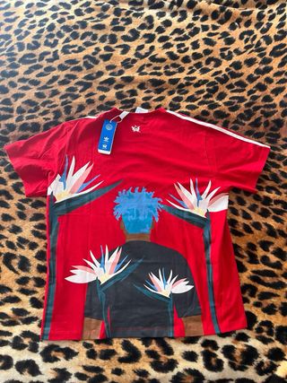 Camiseta Adidas x Thebe Magugu roja