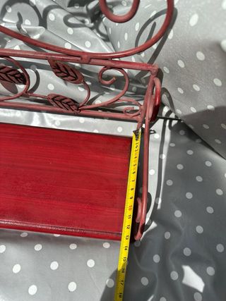 Estantería roja burdeos metal y madera. vintage