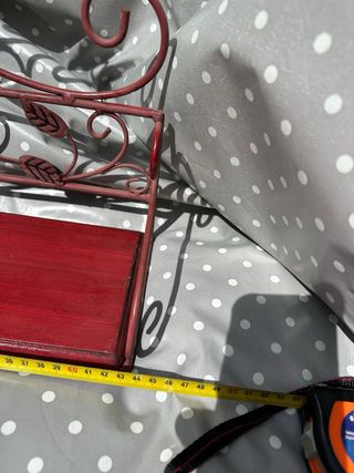 Estantería roja burdeos metal y madera. vintage