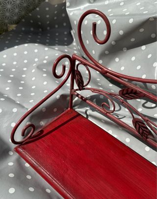 Estantería roja burdeos metal y madera. vintage