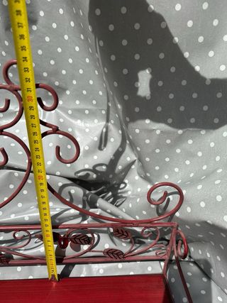 Estantería roja burdeos metal y madera. vintage