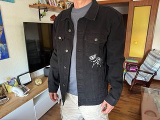 Chaqueta vaquera Zara negra con diseño