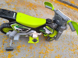 Moto eléctrica infantil con ruedines