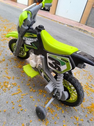Moto eléctrica infantil con ruedines