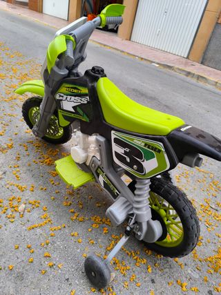 Moto eléctrica infantil con ruedines
